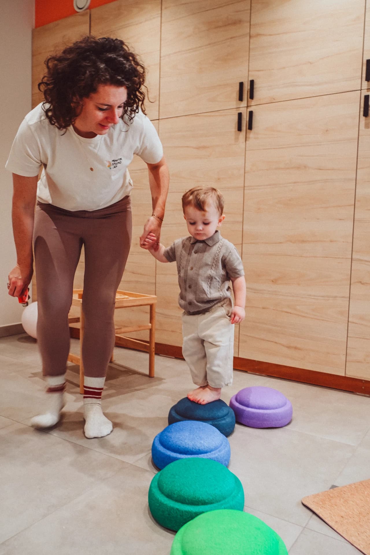 Kinderkinesitherapeut met kinderen